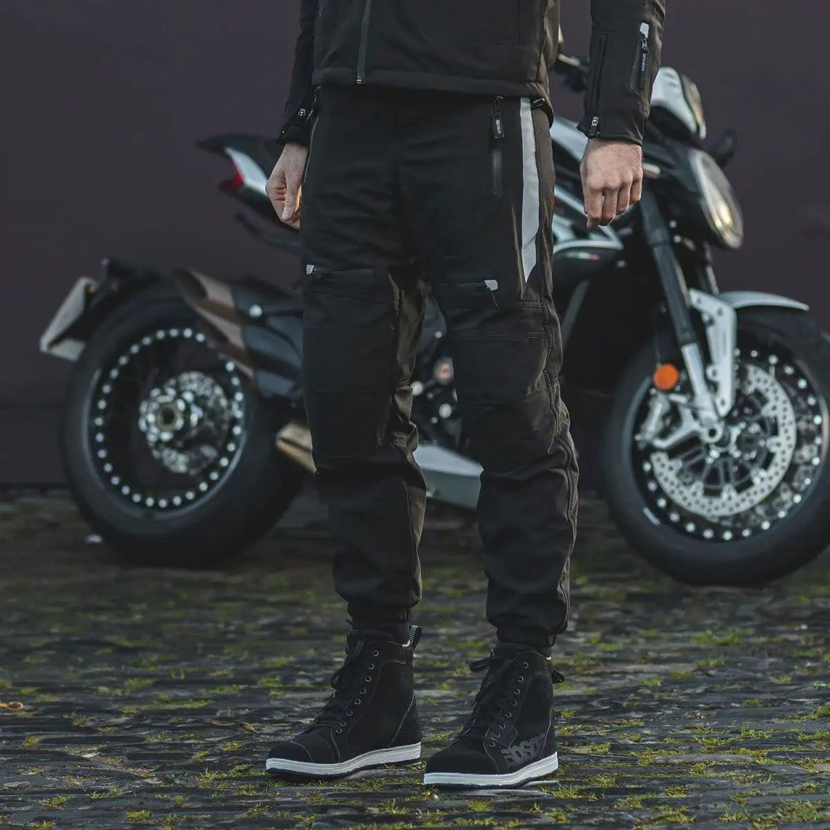 The Spada Commute trousers combine both style and function. Constructed from softshell backed by a waterproof membrane, these lightweight trousers are great for riders who want something more casual 